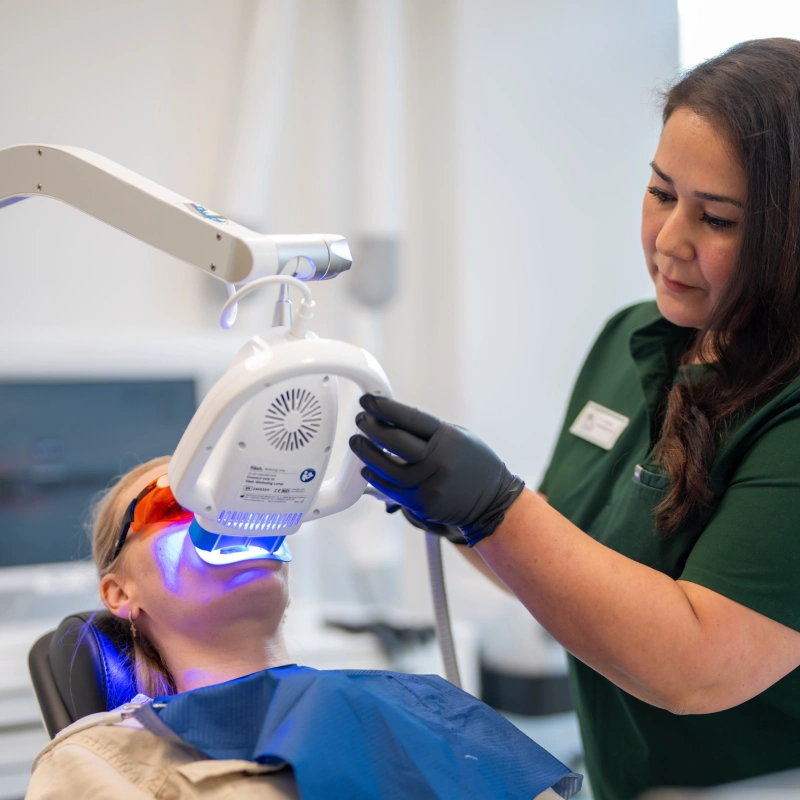 Professionelle Bleaching-Behandlung mit fläsh-System in der Dentalen Oase
