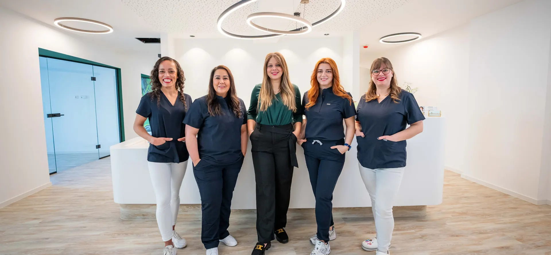 Empfangsbereich der Dentale Oase in Düsseldorf-Heerdt mit dem Praxisteam